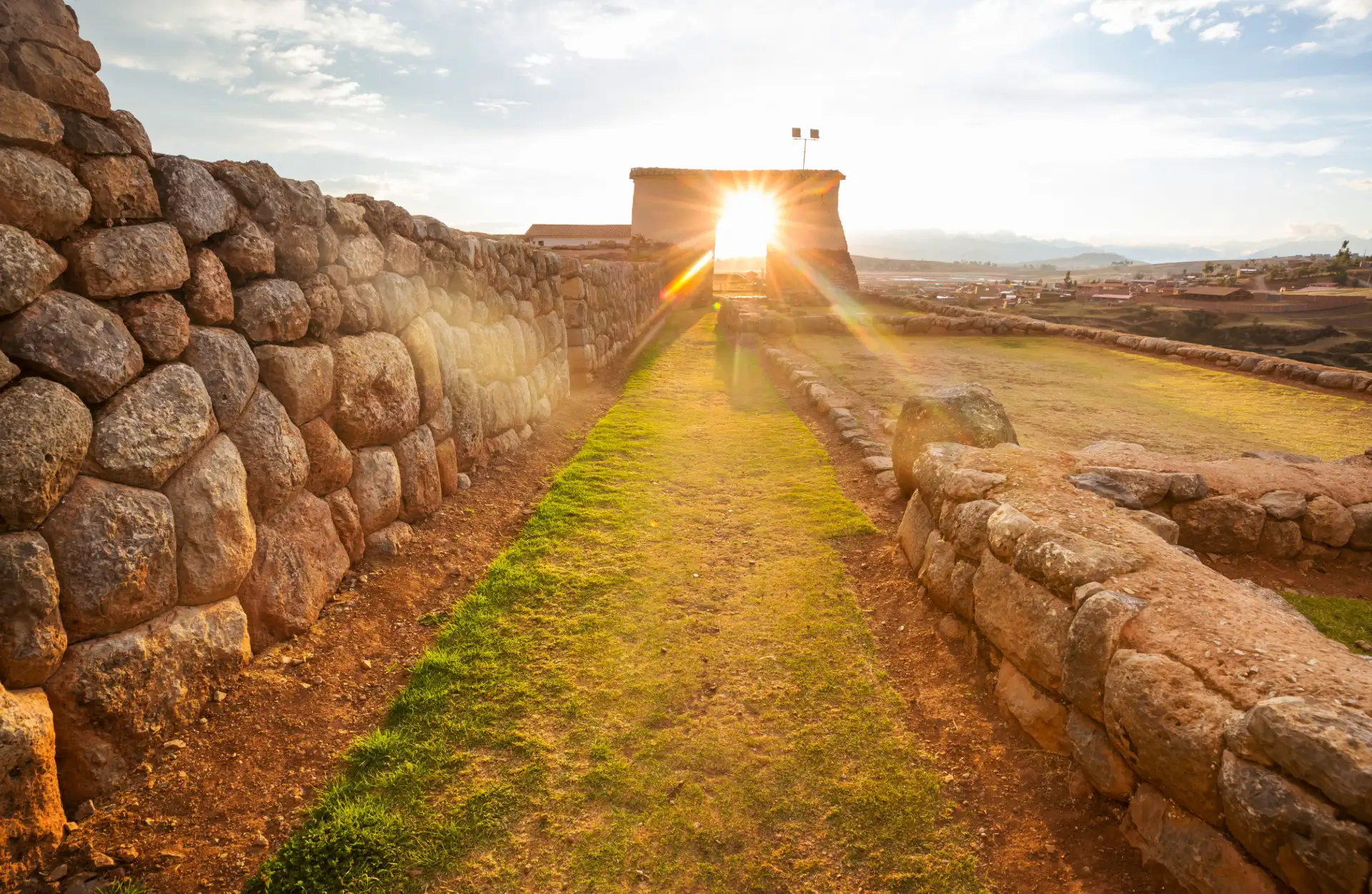 Cusco Histórico: 5 Días de Cultura y Tradición Cusco Histórico - Muro inca de Coricancha con arquitectura colonial en la parte superior.