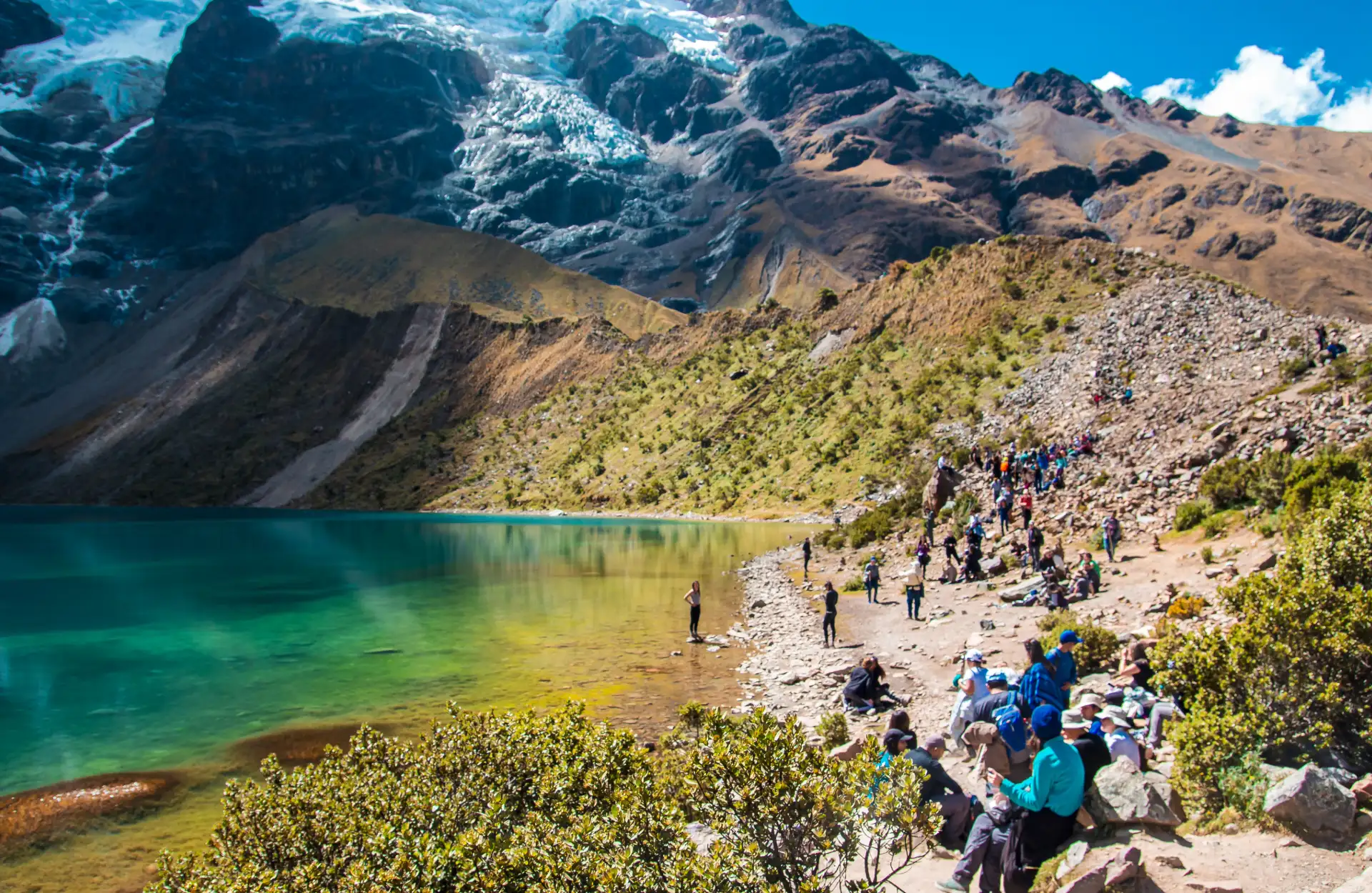 5 Días en Cusco Histórico: Historia Viva del Imperio Inca Cusco Histórico - Laguna Humantay con aguas turquesas rodeada de imponentes montañas nevadas.