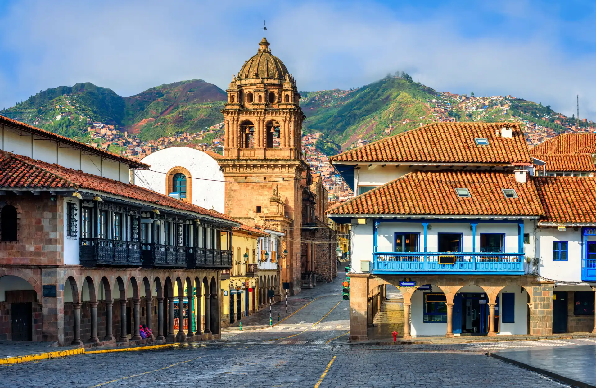 Cusco Histórico en 5 Días: Templos, Ruinas y Cultura Cusco Histórico - Calle Hatun Rumiyoc con la famosa piedra de los 12 ángulos en Cusco.