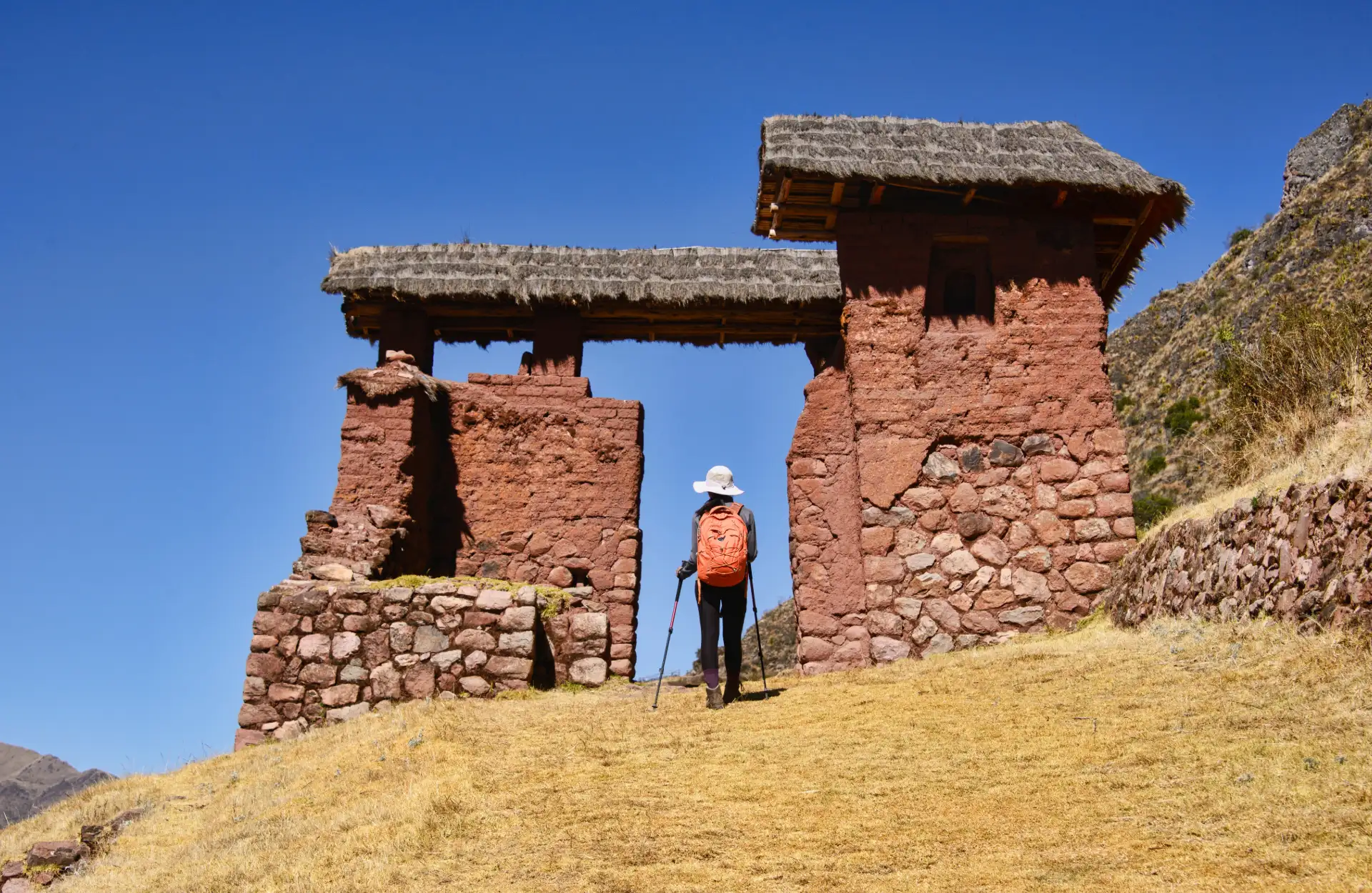 Huchuy Qosqo Full Day: Senderismo y Cultura Inca en Cusco Senderistas recorriendo los caminos de Huchuy Qosqo, con vistas a las terrazas agrícolas y al Valle Sagrado.