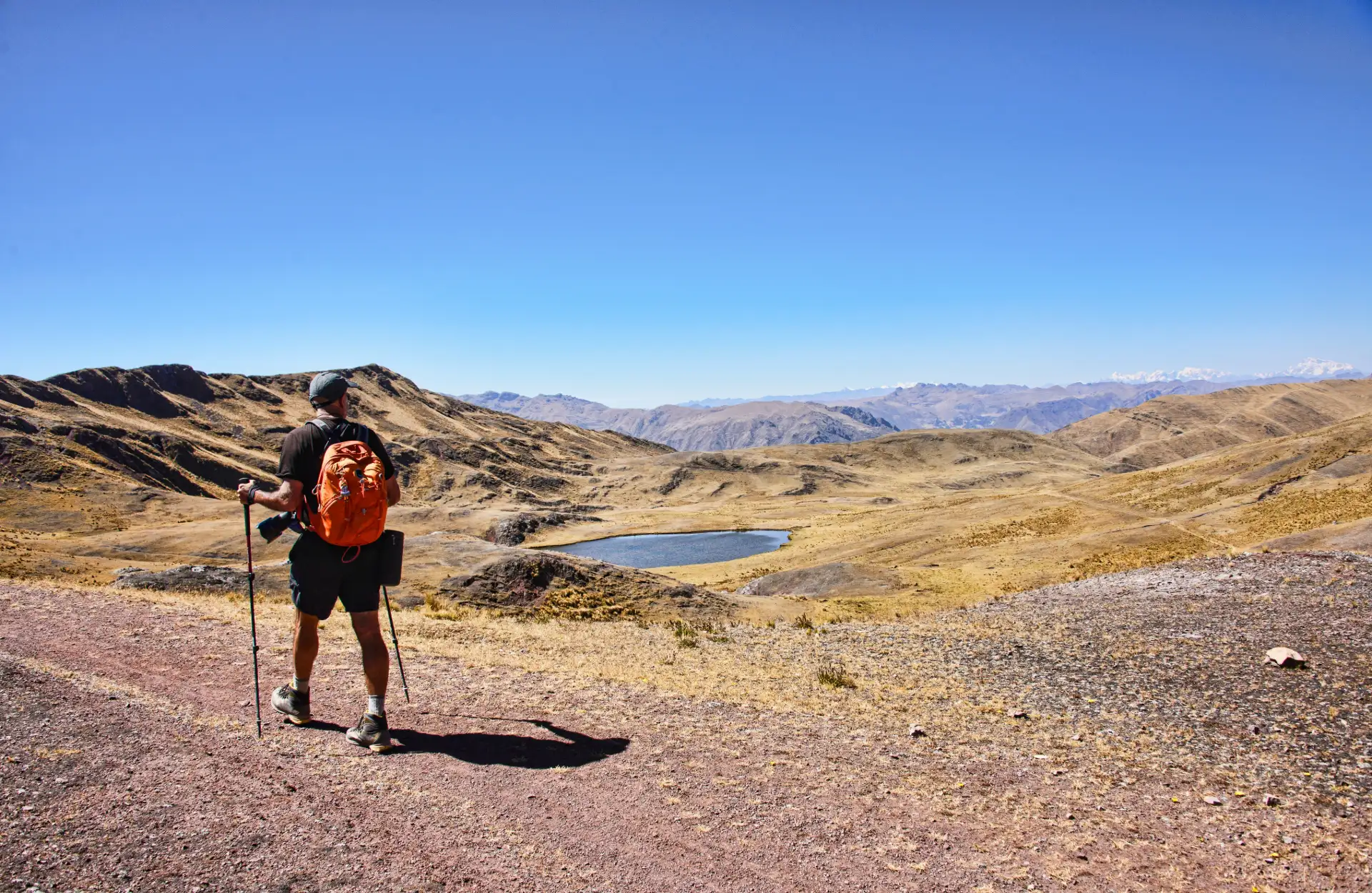 Aventura en Huchuy Qosqo: Full Day en el Corazón del Valle Grupos de viajeros explorando las antiguas ruinas de Huchuy Qosqo, disfrutando del paisaje montañoso y el Valle Sagrado.