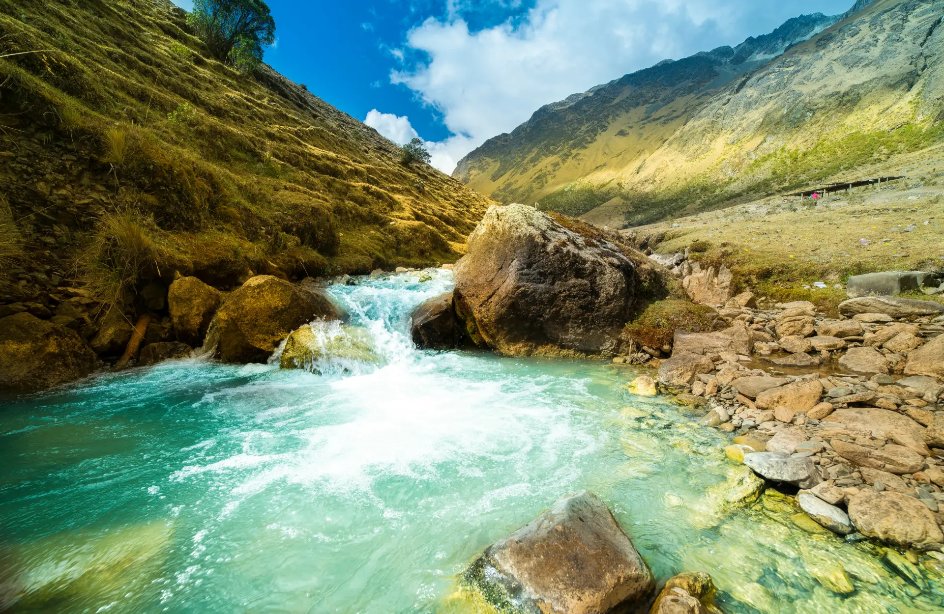 Aventura en el Camino Inca: 4 Días de Historia y Paisajes Camino Inca - Sendero del Camino Inca, mostrando las vistas panorámicas de las montañas y el Valle Sagrado