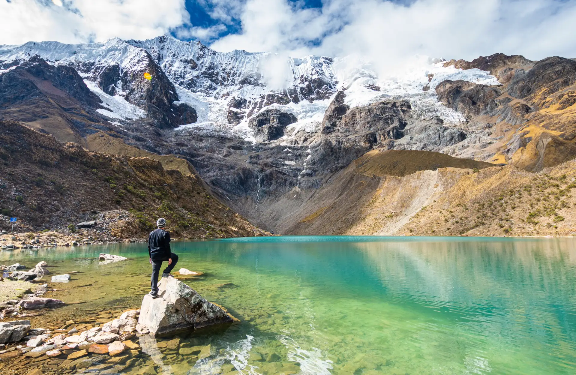 Cusco Maravilla 8 Días: Historia, Cultura y Paisajes Incomparables Hermosa vista panorámica de Cusco y sus alrededores, con el Valle Sagrado en el horizonte durante el tour de 8 días.