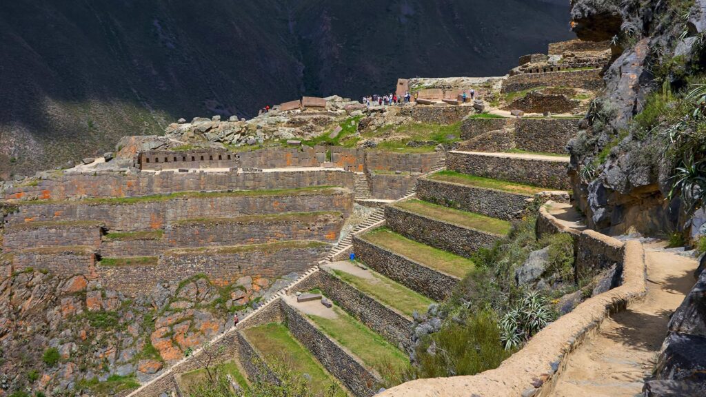 Fortaleza inca de Ollantaytambo rodeada de montañas y terrazas agrícolas.