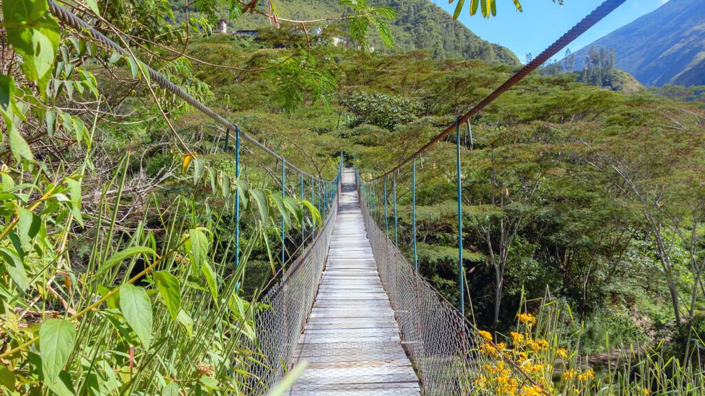 Entrada al sendero con montañas al fondo y señalización del Camino Inca.