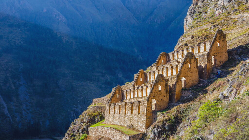 Sendero hacia Pikuylluna rodeado de montañas y paisajes del Valle Sagrado.