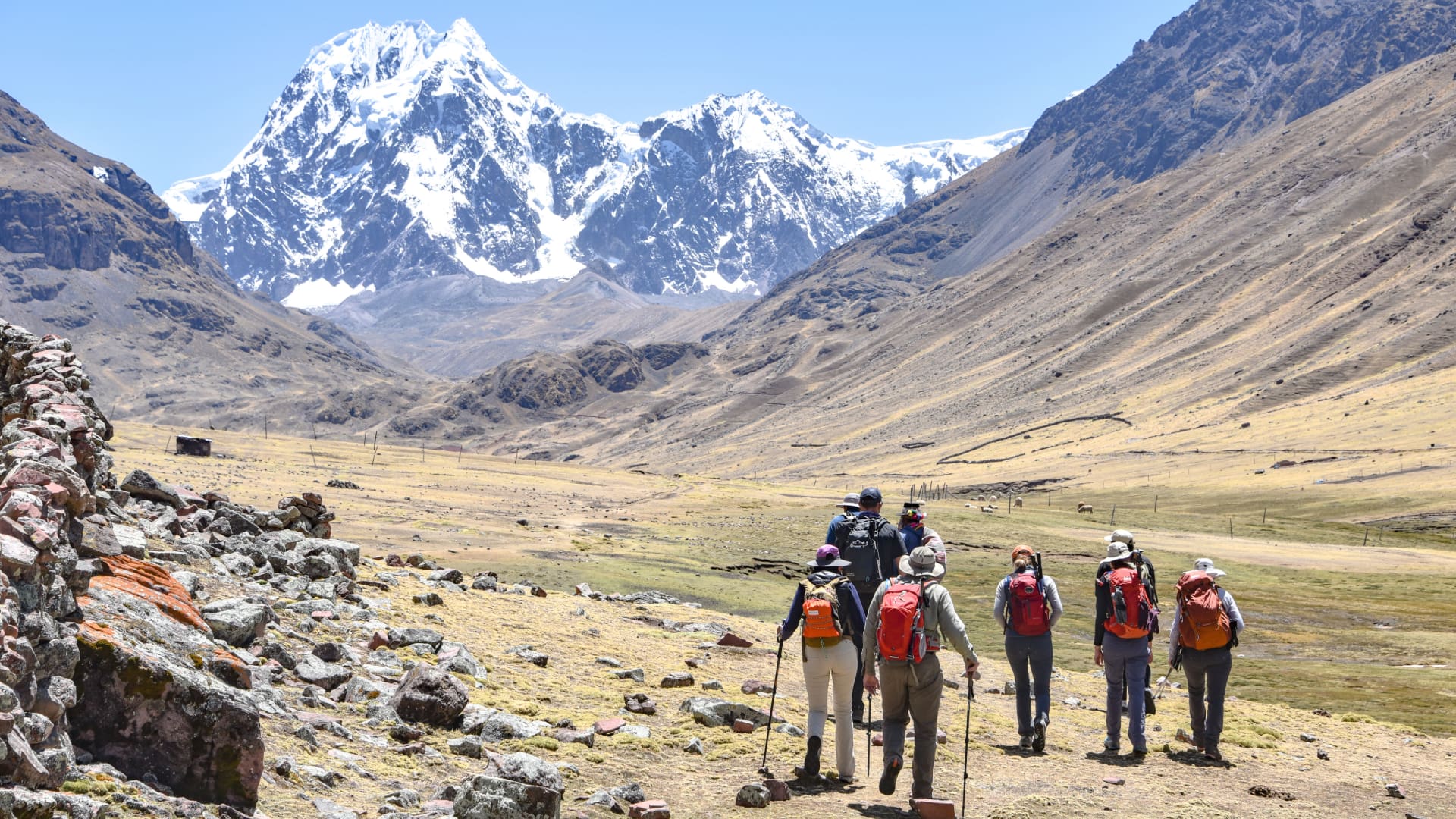 Excursionistas recorriendo los paisajes del Ausangate, promoviendo el Turismo Responsable en Cusco - Cusco tu Destino Travel