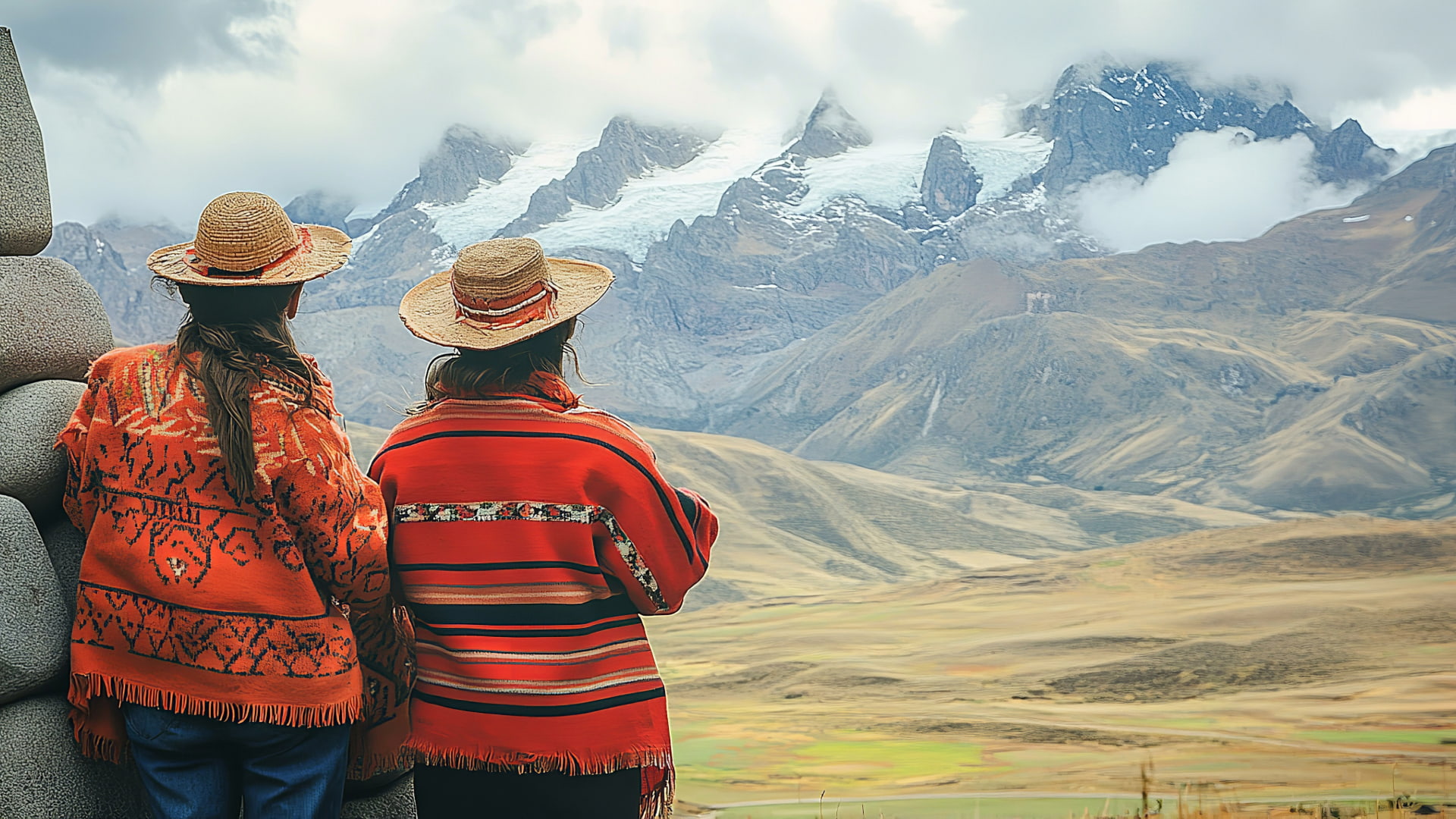 Mujeres con ponchos tradicionales observando los nevados andinos, evocando las Leyendas del Cusco y su conexión espiritual con la montaña - Cusco tu Destino Travel