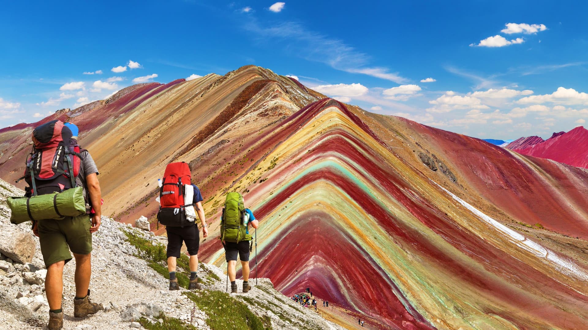 Caminata a Vinicunca: La Ruta a la Montaña de Colores Excursionistas con mochilas caminando por el sendero que lleva a la cumbre de la Montaña de 7 Colores, Vinicunca.